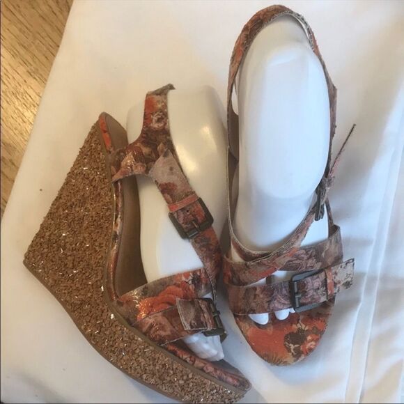 NAUGHTY MONKEY ORANGE FLORAL WEDGE SANDALS… - Picture 7 of 9